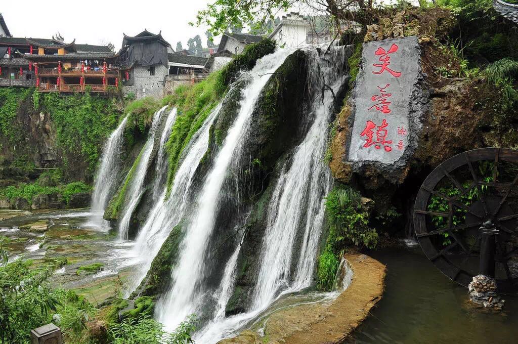 一座掛在瀑布上的古鎮(zhèn)，水靈地靈芙蓉鎮(zhèn)