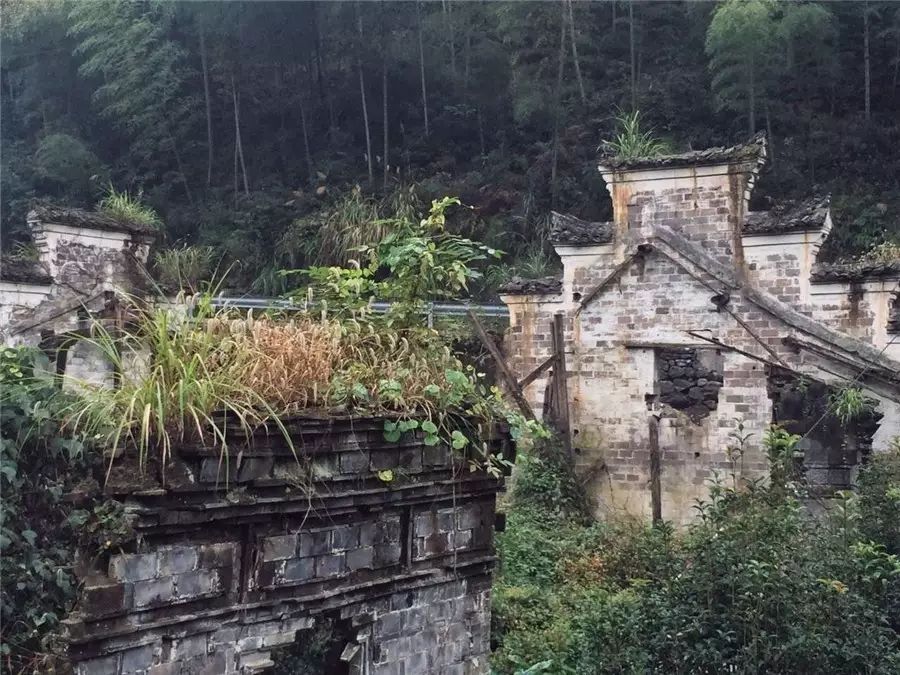 棲霞山居，溪流環(huán)繞在古村落捕魚看霞光