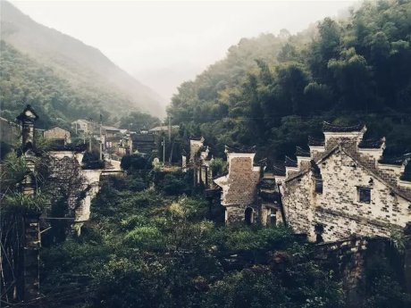 棲霞山居，溪流環(huán)繞在古村落捕魚看霞光