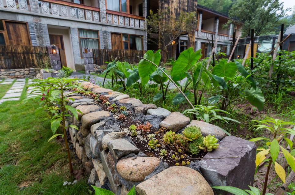 棲霞山居，溪流環(huán)繞在古村落捕魚看霞光