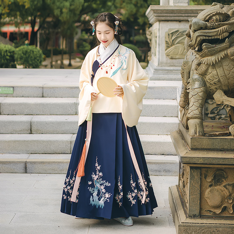 寒梅山石靈鳥繡花漢服，藏藍色傳統(tǒng)漢服