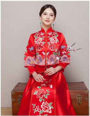 牡丹花刺繡新娘結(jié)婚禮服，波浪紋邊中式禮服