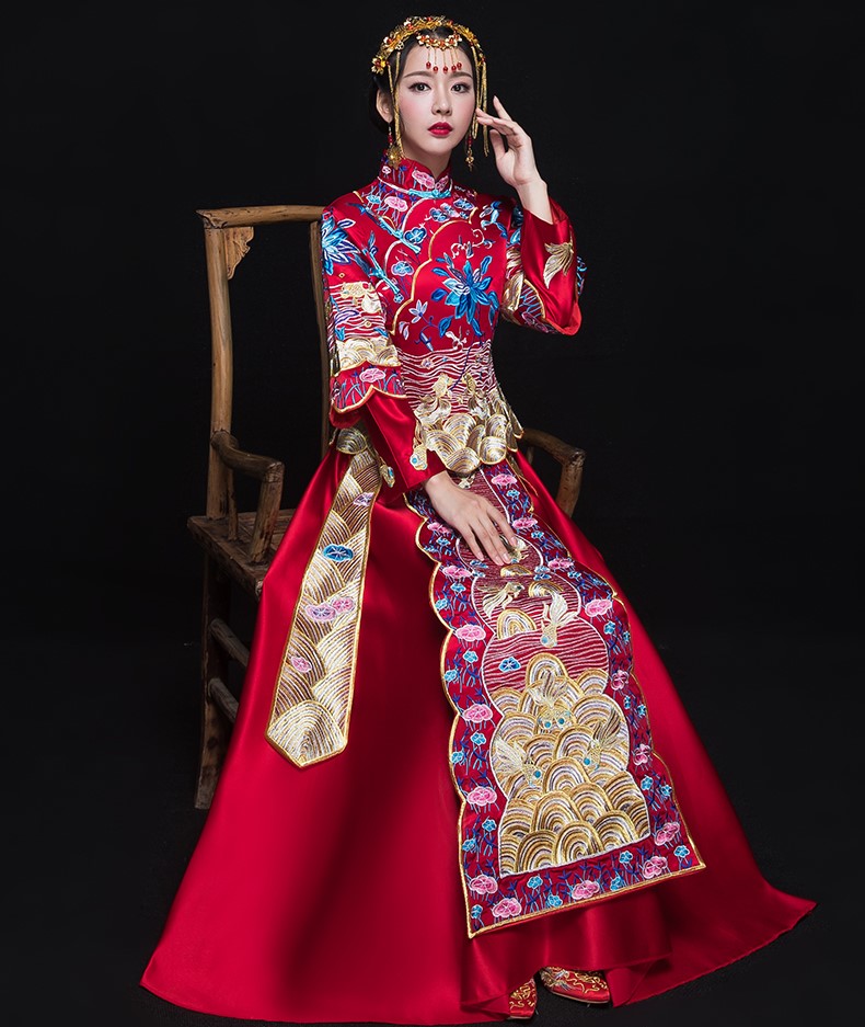 古典花紋刺繡中式禮服，新娘結(jié)婚禮服