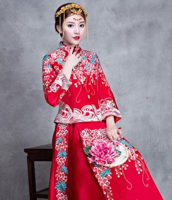 漫天繁花刺繡中式禮服，新娘結(jié)婚禮服