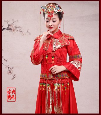 中國傳統(tǒng)式新娘禮服，鳳冠霞帔中式禮服