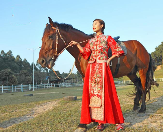 中國風(fēng)秀禾服新娘禮服中式婚禮禮服圖片