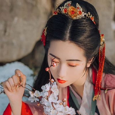 暮雪賞花彈琴女生頭像，唯美古風(fēng)真人頭像