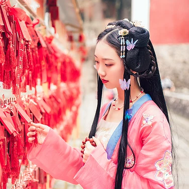 殷紅帶團(tuán)扇女生頭像，唯美古風(fēng)真人頭像