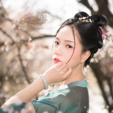 唯美古風(fēng)真人頭像：花影美人女生頭像