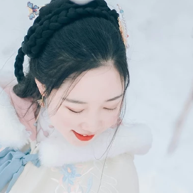 白雪紛飛女生頭像，唯美古風真人頭像