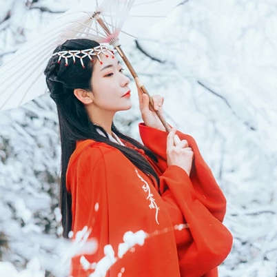 優(yōu)雅紅衣白雪女生頭像，唯美古風(fēng)真人頭像