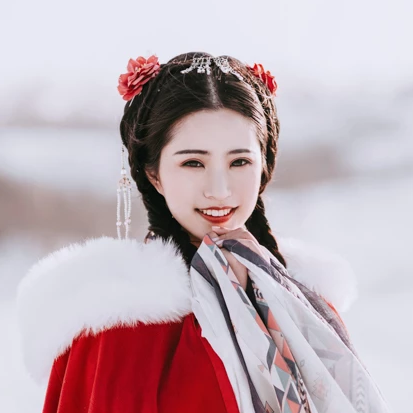 風雪中紅披風女生頭像，唯美古風真人頭像