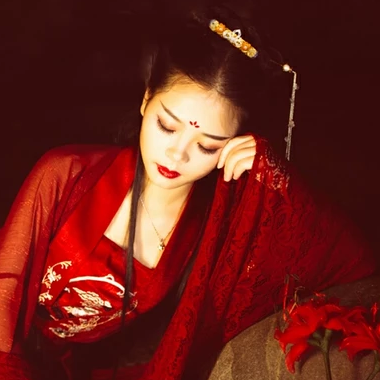 夜晚彼岸花紅衣女生頭像，唯美古風(fēng)真人頭像