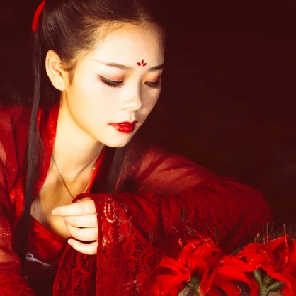 夜晚彼岸花紅衣女生頭像，唯美古風(fēng)真人頭像