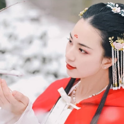 寒雪紅披風(fēng)女生頭像，唯美古風(fēng)真人頭像