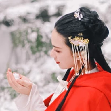 寒雪紅披風(fēng)女生頭像，唯美古風(fēng)真人頭像