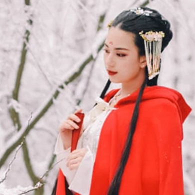 寒雪紅披風(fēng)女生頭像，唯美古風(fēng)真人頭像