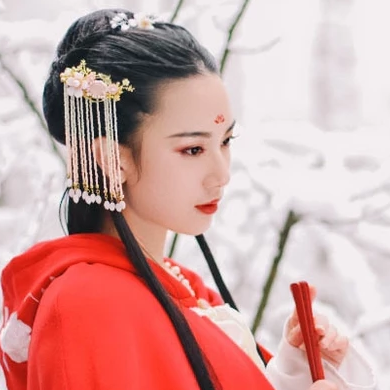 寒雪紅披風女生頭像，唯美古風真人頭像