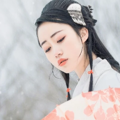 白衣素雪帶傘女生頭像，唯美古風(fēng)真人頭像