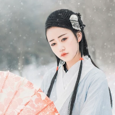 白衣素雪帶傘女生頭像，唯美古風(fēng)真人頭像