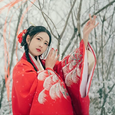 冷艷紅衣白雪女生頭像，唯美古風(fēng)真人頭像