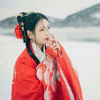 冷艷紅衣白雪女生頭像，唯美古風(fēng)真人頭像