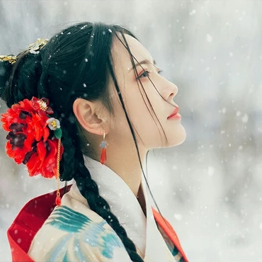 冷艷紅衣白雪女生頭像，唯美古風(fēng)真人頭像