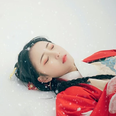 冷艷紅衣白雪女生頭像，唯美古風(fēng)真人頭像