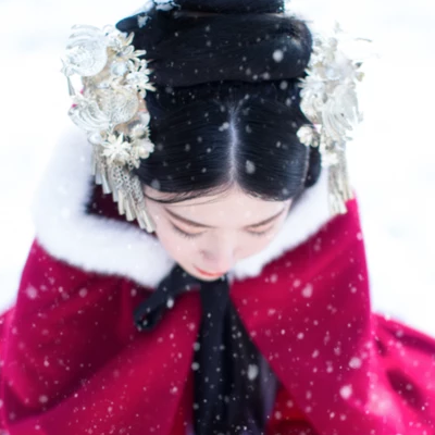 紅衣白雪女生頭像，唯美古風(fēng)真人頭像