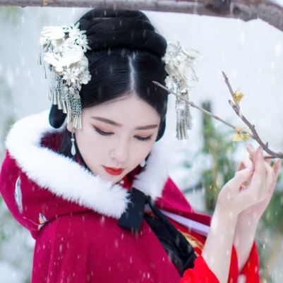 紅衣白雪女生頭像，唯美古風(fēng)真人頭像