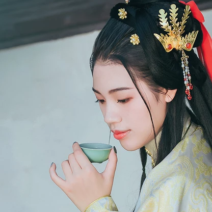 樹(shù)蔭帶團(tuán)扇女生頭像，唯美古風(fēng)真人頭像