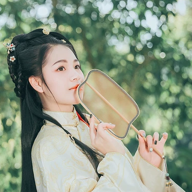 樹(shù)蔭帶團(tuán)扇女生頭像，唯美古風(fēng)真人頭像