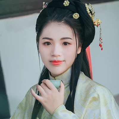 樹(shù)蔭帶團(tuán)扇女生頭像，唯美古風(fēng)真人頭像