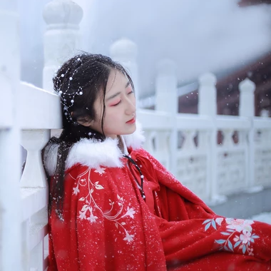 雪飄飄紅衣帶傘女生頭像，唯美古風(fēng)真人頭像