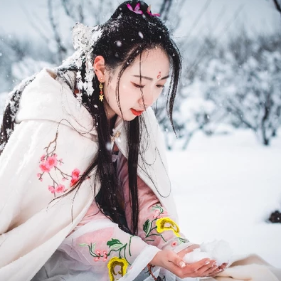 雪地帶披風(fēng)女生頭像，唯美古風(fēng)真人頭像