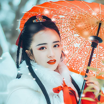 唯美古風真人頭像：雪花帶傘紅衣女生頭像