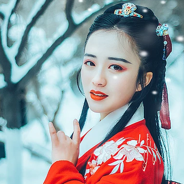 唯美古風真人頭像：雪花帶傘紅衣女生頭像