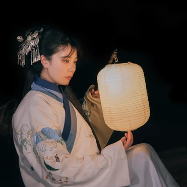 唯美古風真人頭像：夜晚提燈女生頭像