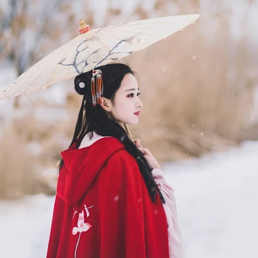 初雪紅披風(fēng)帶傘女生頭像，唯美古風(fēng)真人頭像