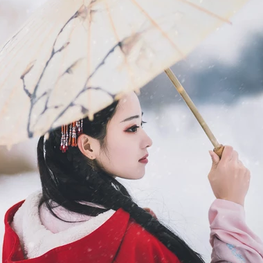 初雪紅披風(fēng)帶傘女生頭像，唯美古風(fēng)真人頭像