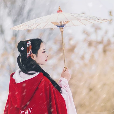 初雪紅披風(fēng)帶傘女生頭像，唯美古風(fēng)真人頭像