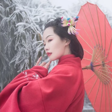 梅花雪紅衣女生頭像，唯美古風(fēng)真人頭像