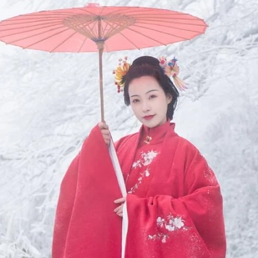 梅花雪紅衣女生頭像，唯美古風(fēng)真人頭像