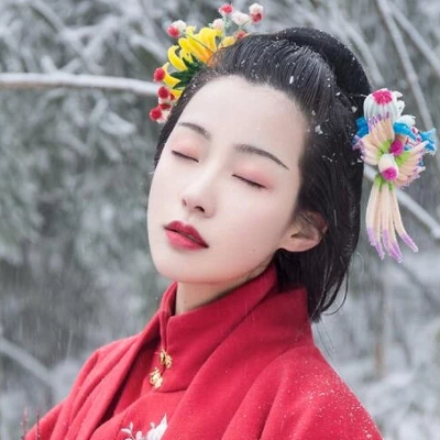 梅花雪紅衣女生頭像，唯美古風(fēng)真人頭像