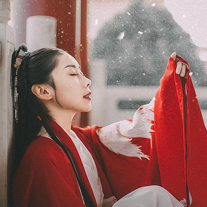 雪紛紛紅衣帶傘女生頭像，唯美古風(fēng)真人頭像