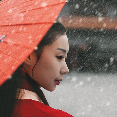 雪紛紛紅衣帶傘女生頭像，唯美古風(fēng)真人頭像