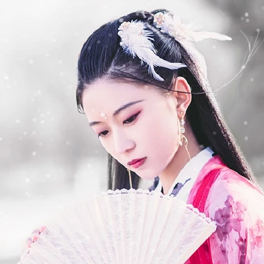 雪仙子紅衣帶折扇女生頭像，唯美古風(fēng)真人頭像