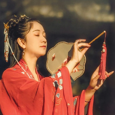 彼岸花團(tuán)扇紅妝紅衣頭像，唯美古風(fēng)真人頭像