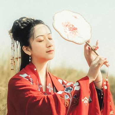 彼岸花團(tuán)扇紅妝紅衣頭像，唯美古風(fēng)真人頭像