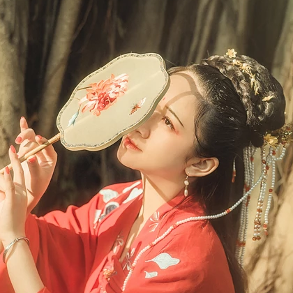 彼岸花團(tuán)扇紅妝紅衣頭像，唯美古風(fēng)真人頭像